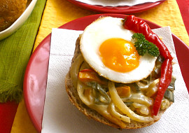 Obložené žemle s paprikovým salátem