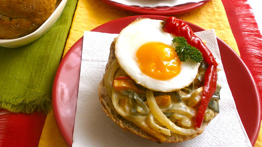 Obložené žemle s paprikovým salátem