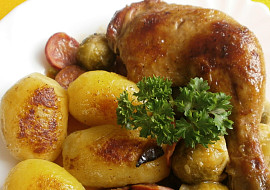 Pečená kuřecí stehna s kapustičkami a klobásou