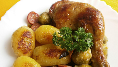 Pečená kuřecí stehna s kapustičkami a klobásou