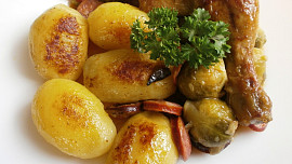 Pečená kuřecí stehna s kapustičkami a klobásou