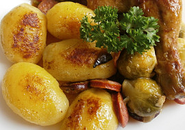Pečená kuřecí stehna s kapustičkami a klobásou