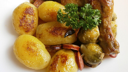 Pečená kuřecí stehna s kapustičkami a klobásou