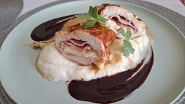 Plněné kuřecí prso s květákovým pyré a balsamikovou omáčkou