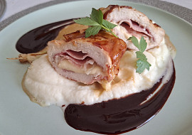 Plněné kuřecí prso s květákovým pyré a balsamikovou omáčkou