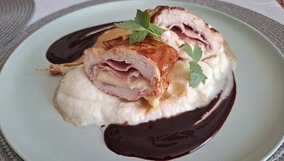 Plněné kuřecí prso s květákovým pyré a balsamikovou omáčkou