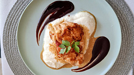 Plněné kuřecí prso s květákovým pyré a balsamikovou omáčkou