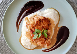 Plněné kuřecí prso s květákovým pyré a balsamikovou omáčkou