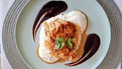 Plněné kuřecí prso s květákovým pyré a balsamikovou omáčkou