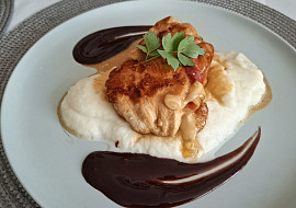 Plněné kuřecí prso s květákovým pyré a balsamikovou omáčkou