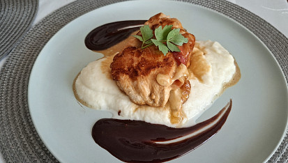 Plněné kuřecí prso s květákovým pyré a balsamikovou omáčkou