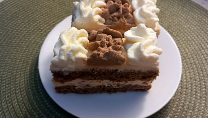 Řezy s meruňkovým krémem a šlehačkou