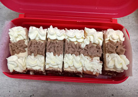 Řezy s meruňkovým krémem a šlehačkou