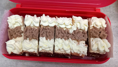 Řezy s meruňkovým krémem a šlehačkou