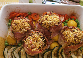 Gratinované žampiony plněné nivou s křupavou strouhankou a vůní slaniny