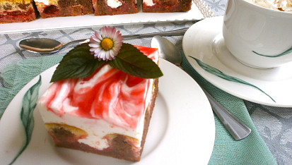 Jahodové řezy s pudinkem a šlehačkou