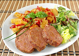 Krůtí sekaná s bramborami z jednoho pekáčku