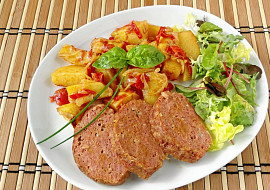 Krůtí sekaná s bramborami z jednoho pekáčku