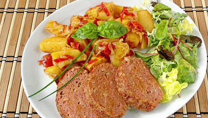 Krůtí sekaná s bramborami z jednoho pekáčku