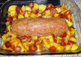 Krůtí sekaná s bramborami z jednoho pekáčku