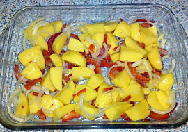 Krůtí sekaná s bramborami z jednoho pekáčku