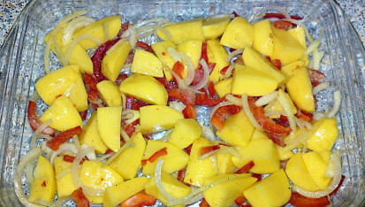 Krůtí sekaná s bramborami z jednoho pekáčku