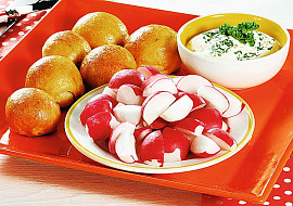 Kynuté bochánky se smetanovým dipem a ředkvičkami