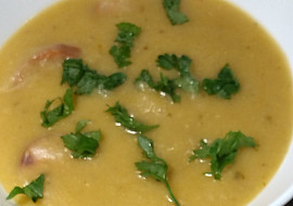 Polévka z červené čočky s česnekem (Výdatná a chutná polievka, varila som s klobásou.)