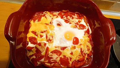 Zapékaná zelenina s vejci, šunkou a sýrem