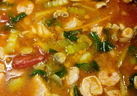 Asijská rajčatová polévka s krevetami a lososem