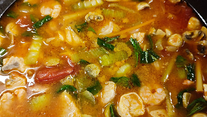 Asijská rajčatová polévka s krevetami a lososem