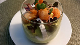 Avokádový krém s čerstvým kozím sýrem a krevetami