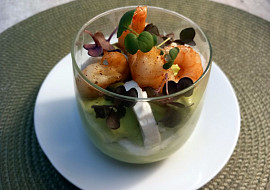 Avokádový krém s čerstvým kozím sýrem a krevetami