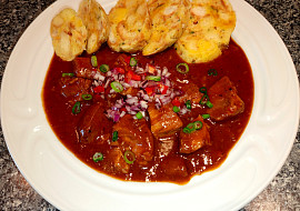 Guláš, hovězí či vepřový