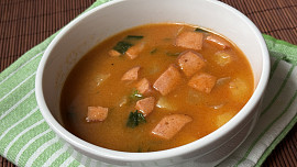 Gulášová polévka s párky