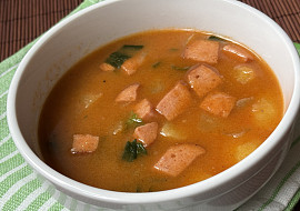 Gulášová polévka s párky