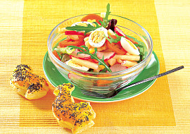 Jarní salát s křepelčími vejci