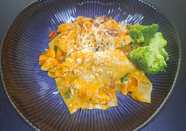 Lasagne s kuřecím a sušenými rajčaty z jedné pánve