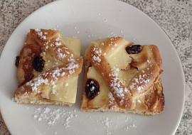 Mřížkový koláč s tvarohem z bramborového těsta.