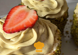 Pistáciové dortíky s jahodami