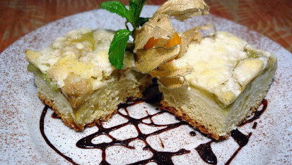 Šťavnatý koláč s rebarborou, tvarohem a drobenkou