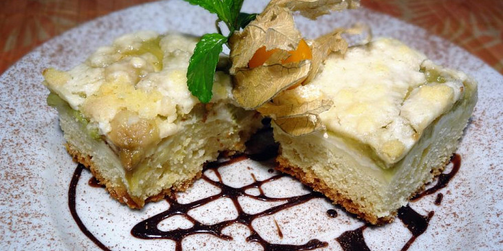 Šťavnatý koláč s rebarborou, tvarohem a drobenkou