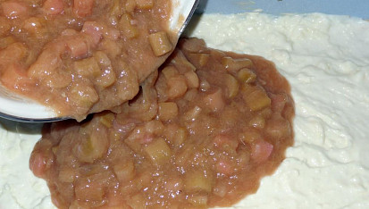 Šťavnatý koláč s rebarborou, tvarohem a drobenkou