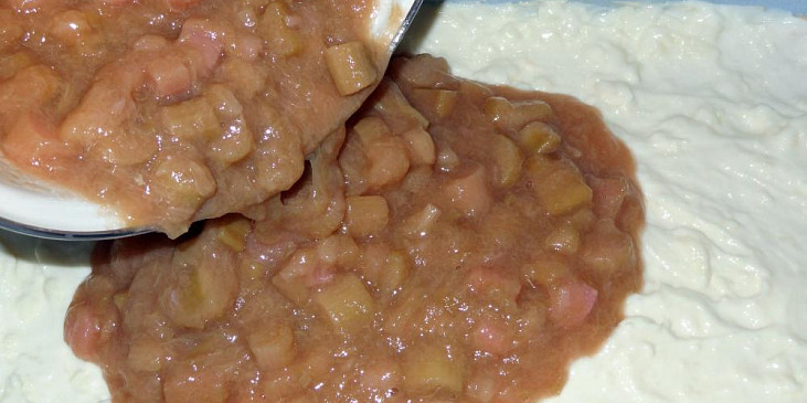 Šťavnatý koláč s rebarborou, tvarohem a drobenkou