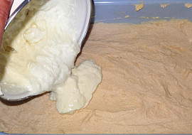 Šťavnatý koláč s rebarborou, tvarohem a drobenkou