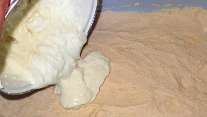 Šťavnatý koláč s rebarborou, tvarohem a drobenkou