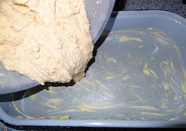 Šťavnatý koláč s rebarborou, tvarohem a drobenkou