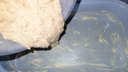 Šťavnatý koláč s rebarborou, tvarohem a drobenkou