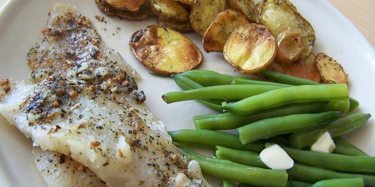 Treska s fazolkami a pečenými dukátky