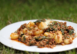 Zapečené noky s mletým masem a listovým špenátem